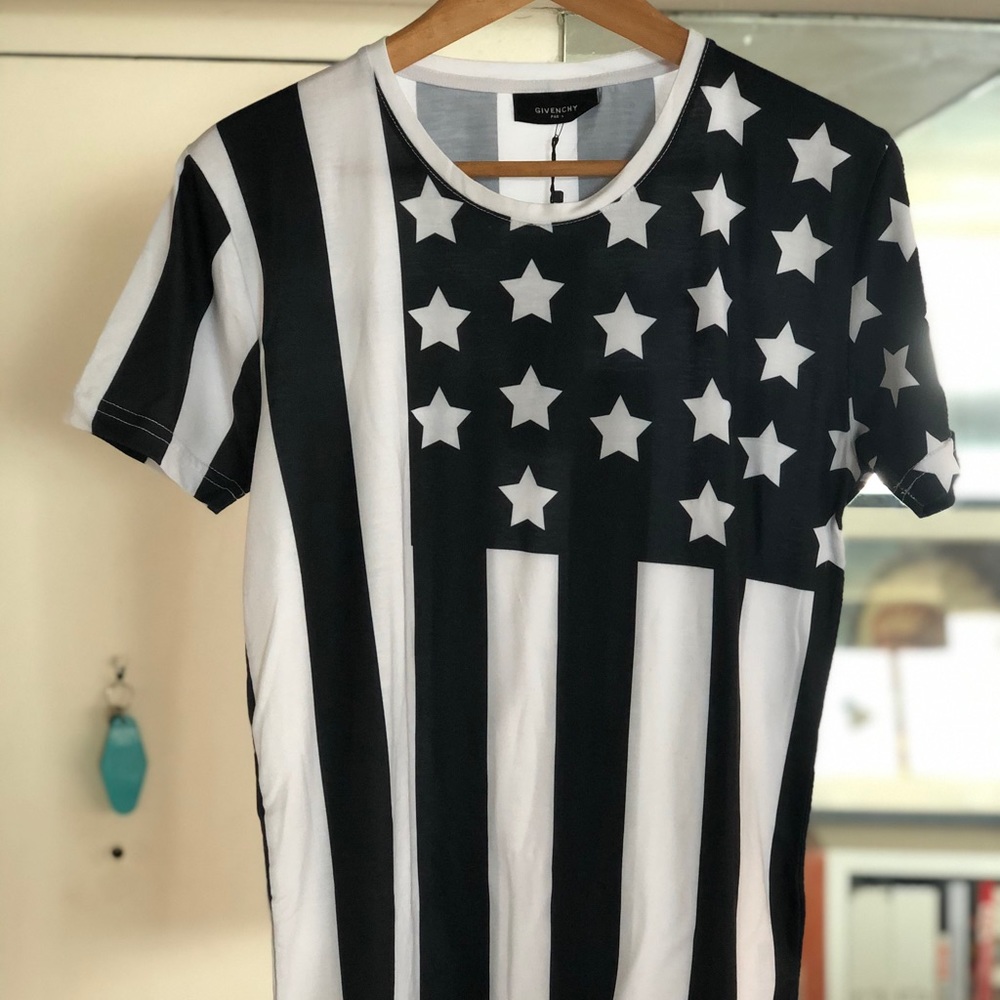 Givenchy Black Star T-Shirt NWT (Size Large)